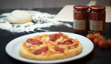 Pizza Margherita con Passata di pomodoro e Pomodori Pelati